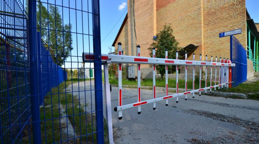 Автоматический шлагбаум на въезде